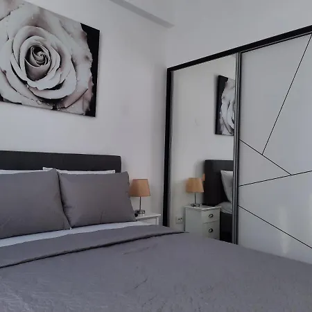Luxury Center - Garofita Romana Apartman
