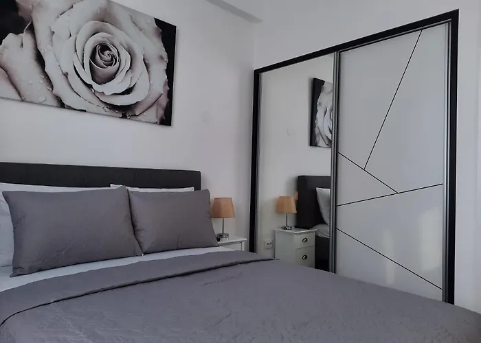 Luxury Center - Garofita Romana Apartman